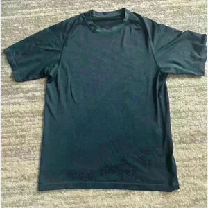 Men’s  lululemon tee shirt